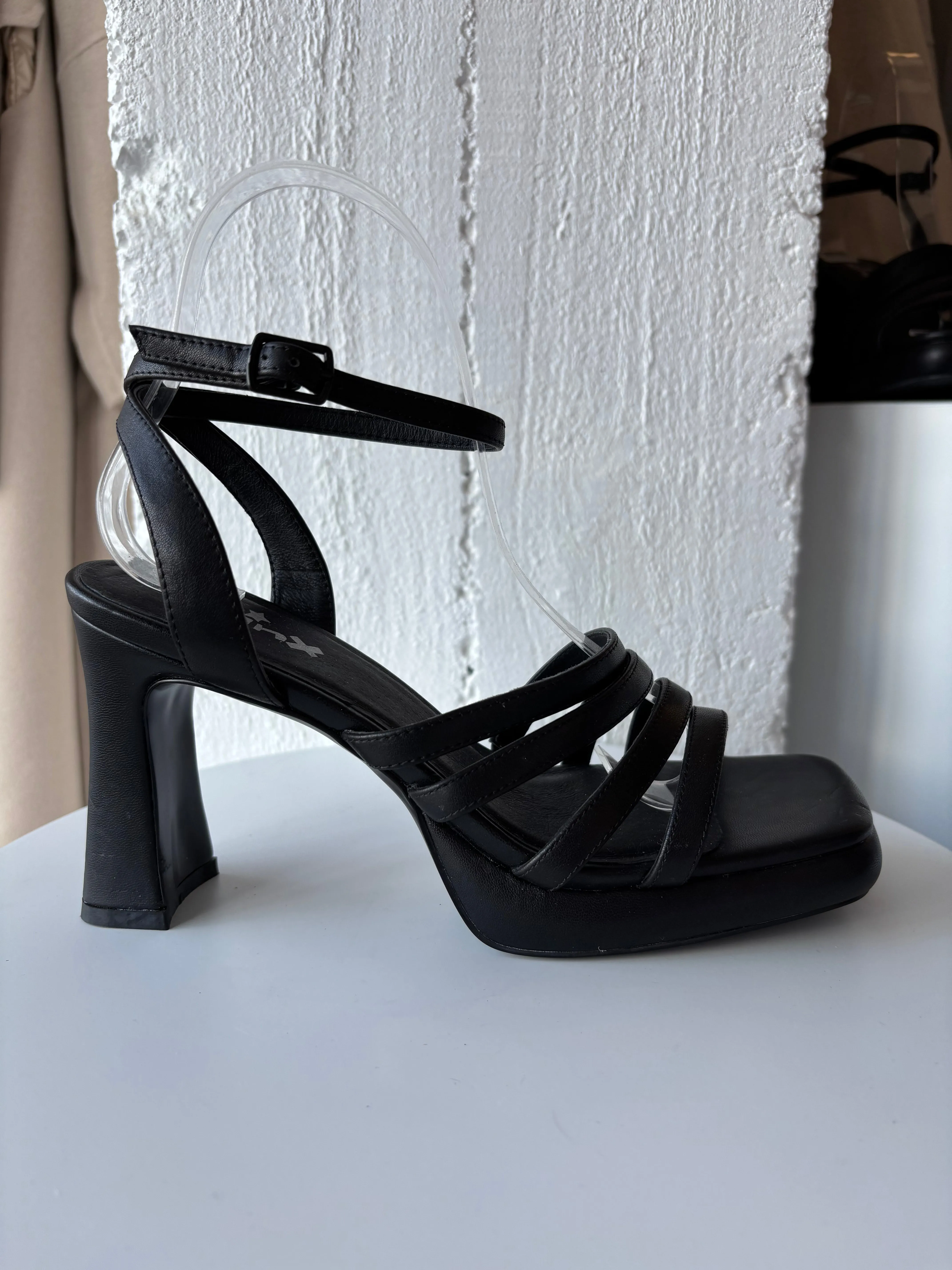 37 SAMPLE - ONE OFF/BLACK STRAPPY HEEL