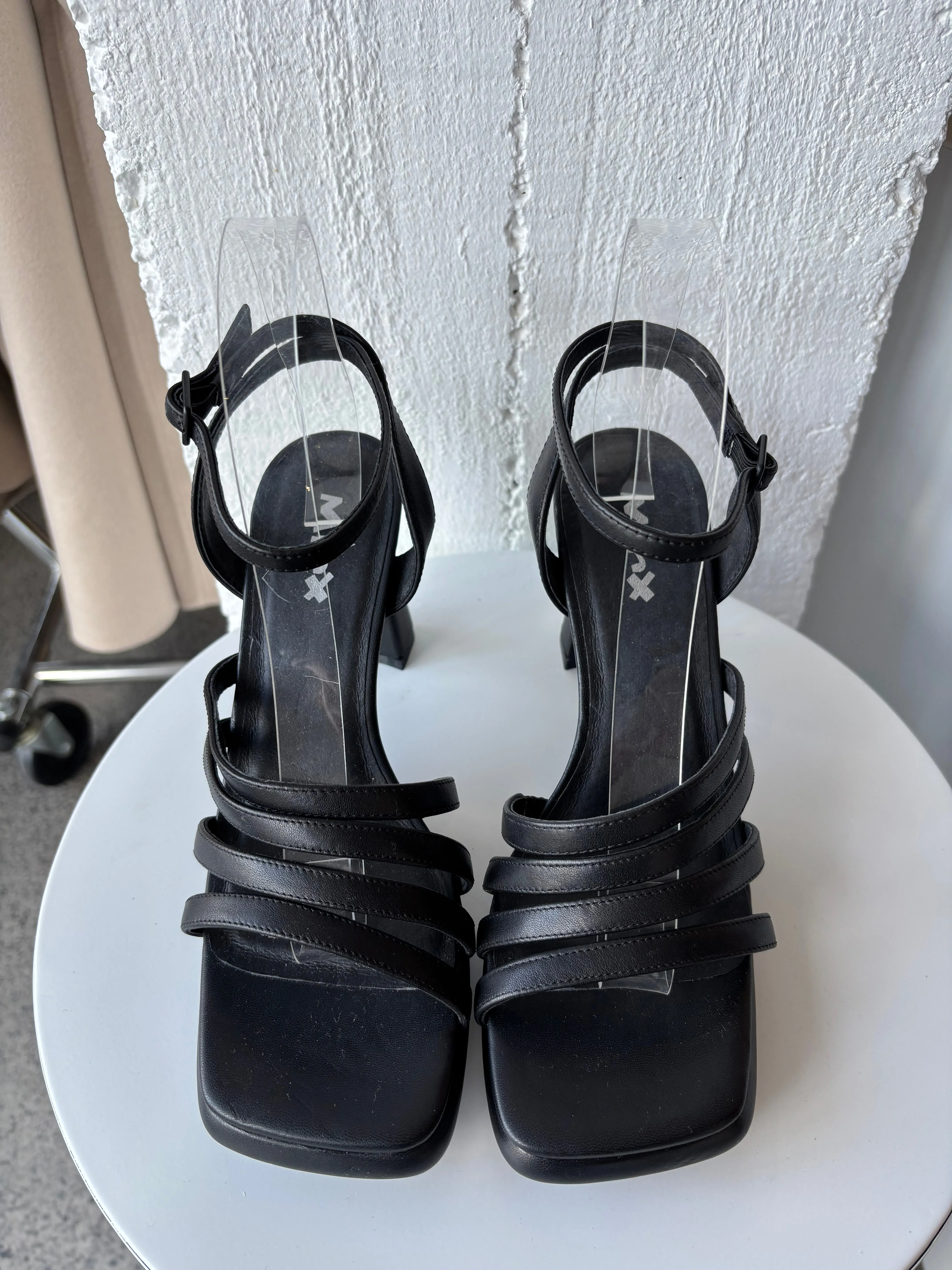 37 SAMPLE - ONE OFF/BLACK STRAPPY HEEL