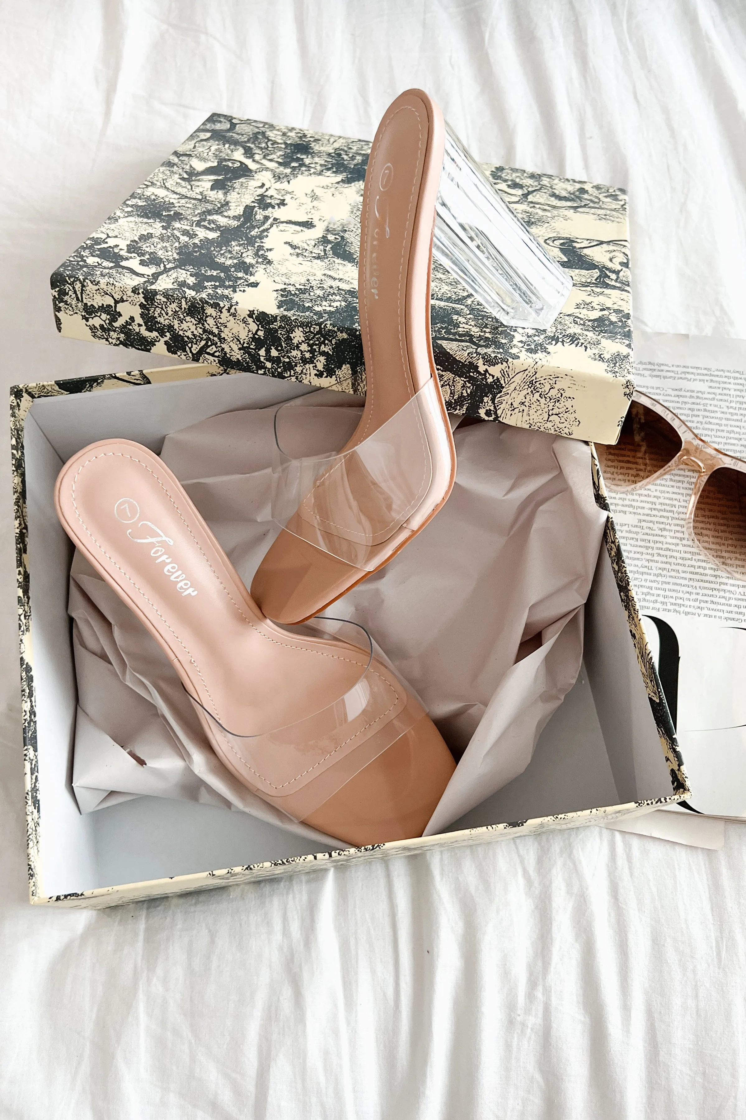 Chic Simplicity Clear Strap Lucite Heel (Nude)