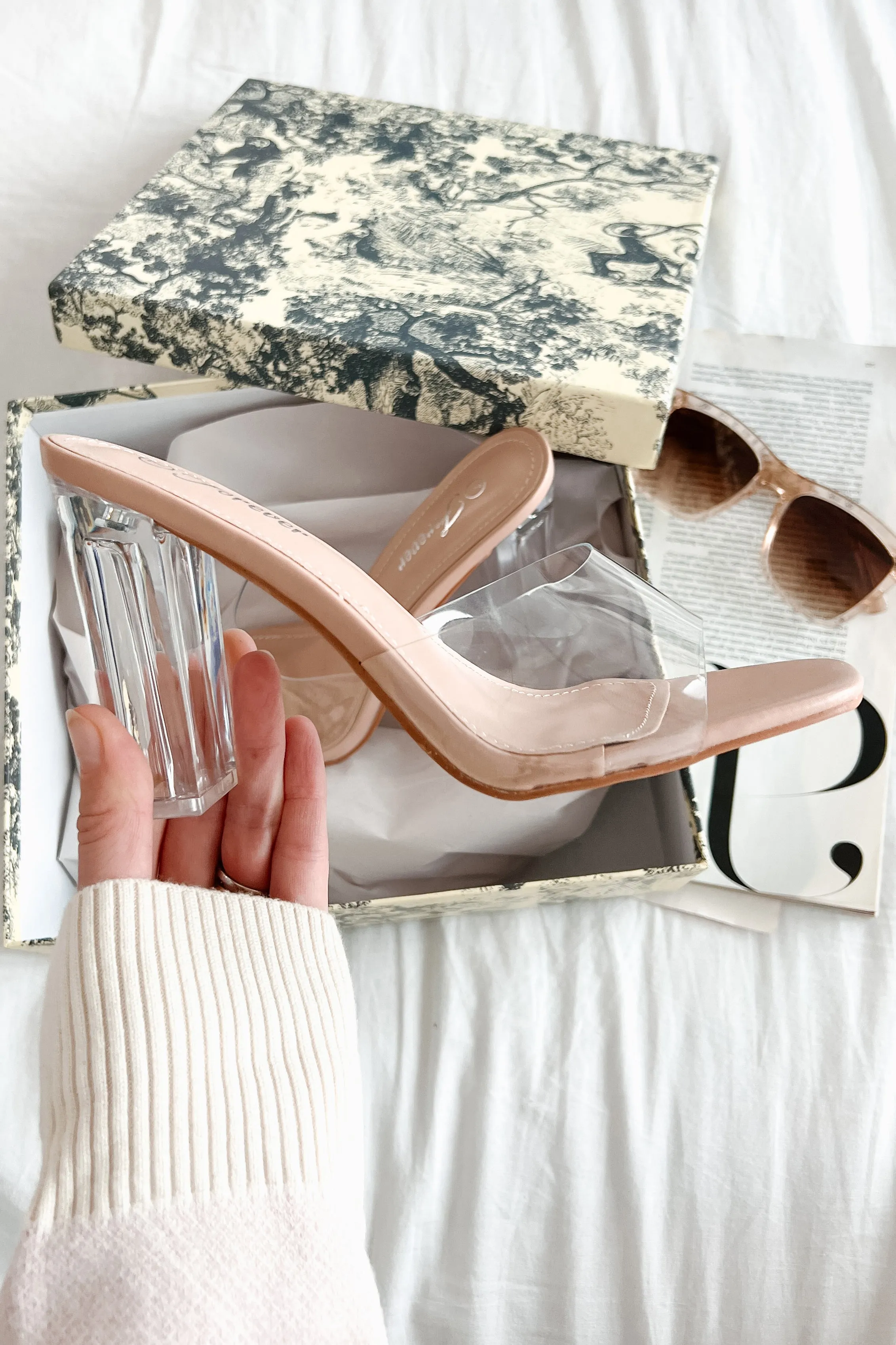 Chic Simplicity Clear Strap Lucite Heel (Nude)