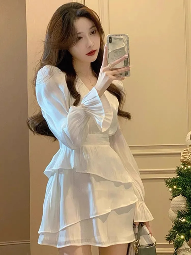 Little Hot Girl V-neck Bell Sleeve White Dress Female 2023 French Waist Irregular Pure Desire Short Skirt (D016)