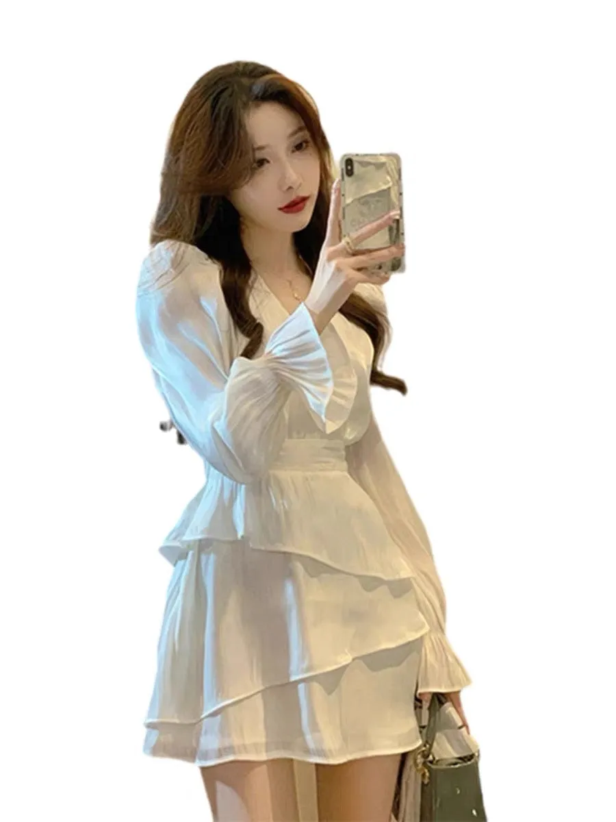 Little Hot Girl V-neck Bell Sleeve White Dress Female 2023 French Waist Irregular Pure Desire Short Skirt (D016)