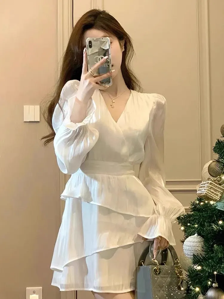 Little Hot Girl V-neck Bell Sleeve White Dress Female 2023 French Waist Irregular Pure Desire Short Skirt (D016)